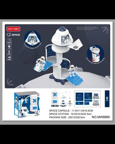 תחנת חלל נפתחת עם חללית ודמות אסטרונאוט